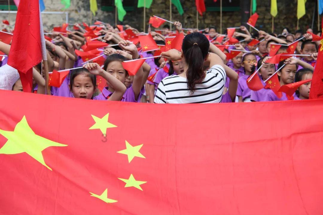 鹤壁示范公安:粗心家长忘接学生,暖心民警护送回家